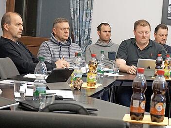 Johann Ort und Erich Biermann bilden künftig die Fraktion der Freien Wähler, Axel Gotthardt (am Tisch v. l.) ist fraktionslos. Foto: Richard Sänger