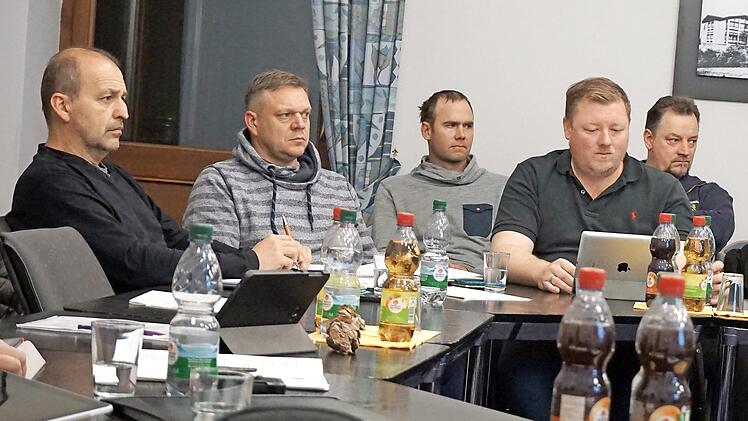 Johann Ort und Erich Biermann bilden künftig die Fraktion der Freien Wähler, Axel Gotthardt (am Tisch v. l.) ist fraktionslos. Foto: Richard Sänger