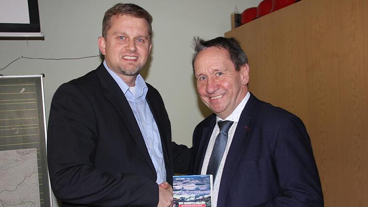 Bürgermeister Norbert Gräbner (re.) freute sich, dass Carlo Fehn die "Radspitze" für seinen Regionalkrimi ausgewählt hat.Veronika Schadeck
