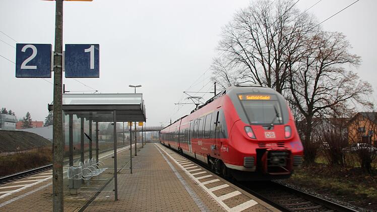 Hier hält der Regionalexpress nach Saalfeld im Stockheimer Bahnhof. Foto: Andreas Schmitt