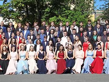 Weil der Abijahrgang 2019 mit 117 Schülern sehr groß war, wurde die feierliche Zeugnisübergabe nach draußen verlagert. Stolz posierten die Schulabgänger vor ihrer Schule.