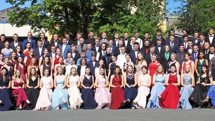 Weil der Abijahrgang 2019 mit 117 Schülern sehr groß war, wurde die feierliche Zeugnisübergabe nach draußen verlagert. Stolz posierten die Schulabgänger vor ihrer Schule.