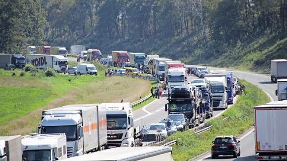 Als der Verkehr stand, hielt es die Insassen nicht mehr in ihren Fahrzeugen.