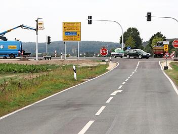 Die neue Ampelanlage bei Lonnerstadt - hier aus Sicht der von Sterpersdorf kommenden Kreisstraße - soll am heutigen Freitag in Betrieb gehen und weitere Unfälle an dieser Kreuzung mit der B 470 verhindern.  Fotos: Andreas Dorsch