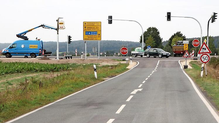Die neue Ampelanlage bei Lonnerstadt - hier aus Sicht der von Sterpersdorf kommenden Kreisstraße - soll am heutigen Freitag in Betrieb gehen und weitere Unfälle an dieser Kreuzung mit der B 470 verhindern.  Fotos: Andreas Dorsch