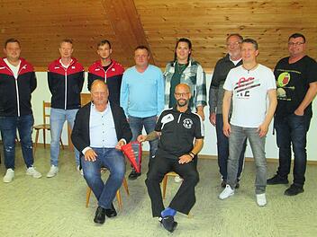 Der scheidende Vorsitzende Gerald Meder übergab seine Aufgaben symbolisch mit dem Vereinswimpel an Tino Reuter (sitzend von links). Den Gesamtvorstand ergänzen (hintere Reihe von links) Lukas Meder, David Reuter, Florian Holzinger, Peter Holzinger, Bianca Ohmann, Dirk Dallmann, Marko Hofmann und Matthias Reith.