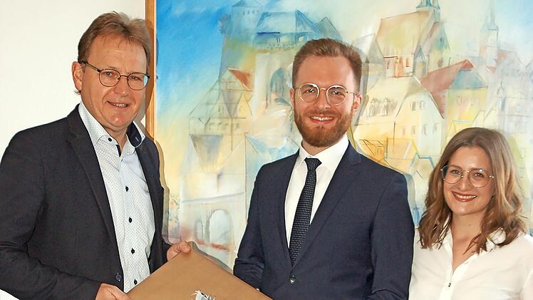 B&uuml;rgermeister Bernd Rebhan begl&uuml;ckw&uuml;nscht Christian Schmidt zu seinem Pr&uuml;fungsergebnis, der mit seiner Frau Luisa M&auml;hringer ins K&uuml;pser Rathaus eingeladen war.