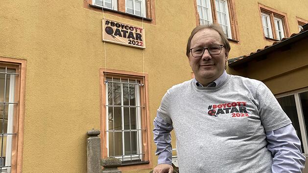 Mit einem Banner am Pfarrhaus ruft Pfarrer Thomas Eschenbacher zum Boykott der Fußball-WM in Katar auf.