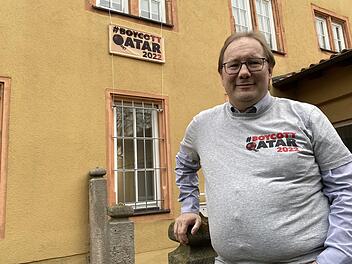 Mit einem Banner am Pfarrhaus ruft Pfarrer Thomas Eschenbacher zum Boykott der Fußball-WM in Katar auf.