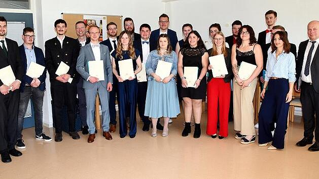 18 staatlich gepr&uuml;fte Wirtschafter f&uuml;r Landbau konnte Schulleiter Uwe Lucas (rechts) nach drei Semestern an der Landwirtschaftsschule in Bayreuth verabschieden.