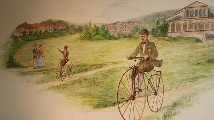Später setzten sich Hochräder durch. Das Gemälde an der Wand des Fahrradmuseums zeigt sehr gut die damalige Situation: Männer waren rasant unterwegs, während Frauen zuschauten.