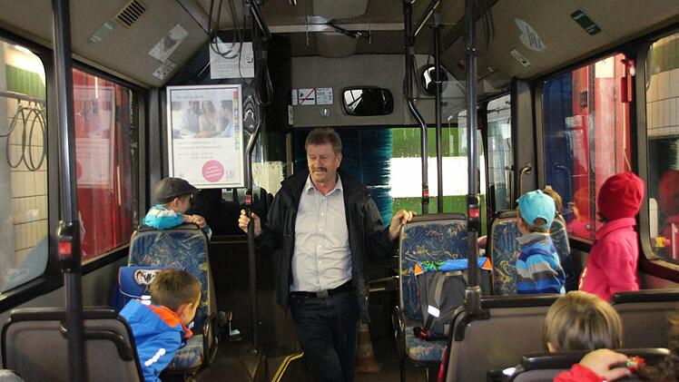 Einmal durch die Waschanlage - der Höhepunkt der Busfahrstunde. An der Windschutzscheibe ist die Bürste schon dran.