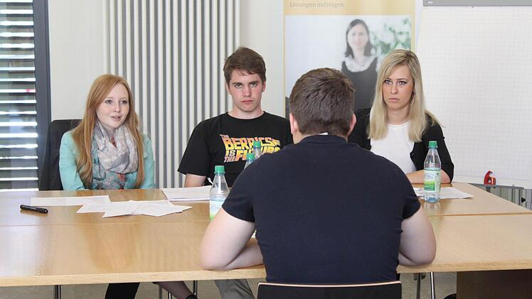 Franziska Dees (19), Raphael Stoll (19) und Bianca Stühler (17) (von rechts) befragten den Angeklagten und fällten am Ende ein Urteil, das seiner Situation in hohem Maße gerecht wurde. Foto: Thomas Ahnert