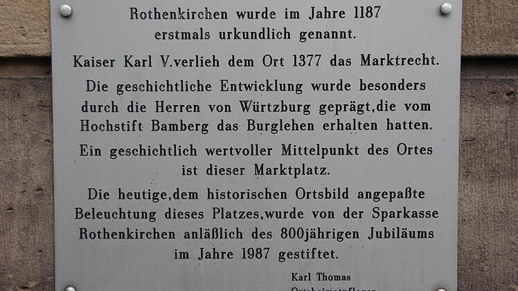 Infotafel an einem Haus am Marktplatz Foto: Friedwald Schedel