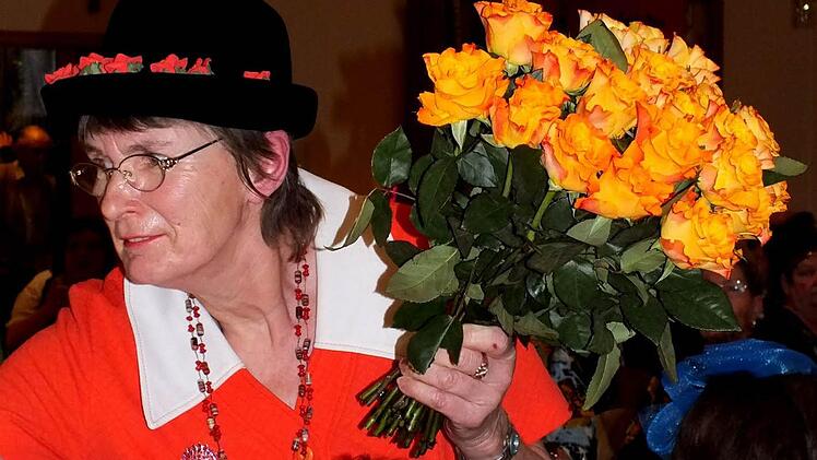 Marianne Neeb verteilte zunächst Blumen, um sich dann in der Bütt auf der Suche nach einem "heißen Höschen" zu machen. Foto: Alfons Beuerlein