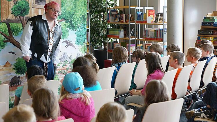 ...und ganz unterschiedlichen Tönen machte Stephan Bach die Lesung zu einem Erlebnis. Foto: Sarah Dann