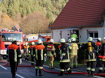 Ein großes Aufgebot an Einsatzkräften rückte vor dem Haus an. Die Hilfe kam zu spät. Foto: Günther Geiling