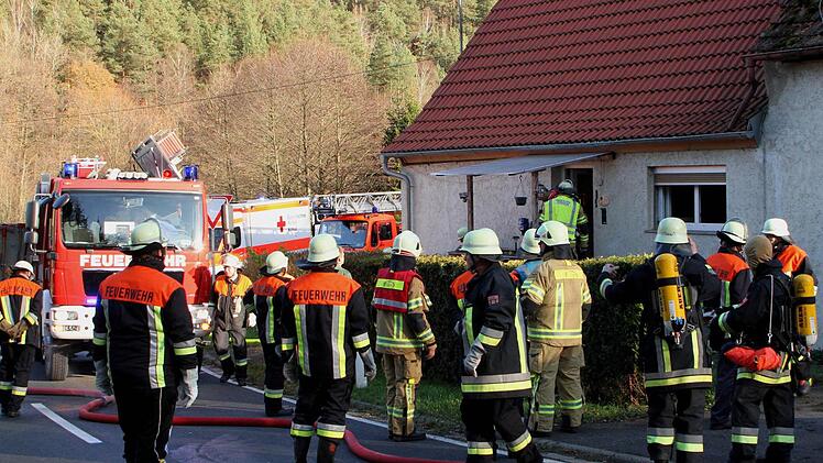Ein großes Aufgebot an Einsatzkräften rückte vor dem Haus an. Die Hilfe kam zu spät. Foto: Günther Geiling