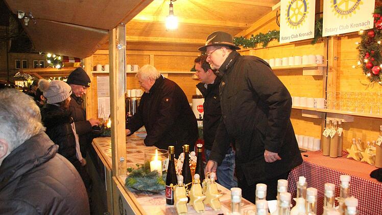 Der Rotary-Club schenkt Glühwein aus.  Foto: Friedwald Schedel