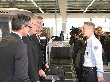 Innenminister Herrmann (2. v. l.) und Finanzminister Söder (3. v. l.) begutachten die neue Sicherheitskontrolle.  Foto: Airport Nürnberg