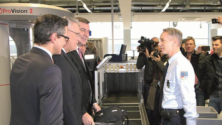Innenminister Herrmann (2. v. l.) und Finanzminister Söder (3. v. l.) begutachten die neue Sicherheitskontrolle.  Foto: Airport Nürnberg