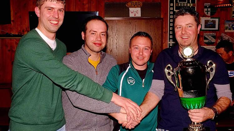 Die neuen Vorsitzenden des SV Dittlofsroda (von links) Gabriel Vogt, Roland Fischlein und Marcel Schneider sind die Nachfolger von Steffen Zeitz. Es fehlt auf dem Bild Werner Vogt-Kaute. Foto: Gerd Schaar