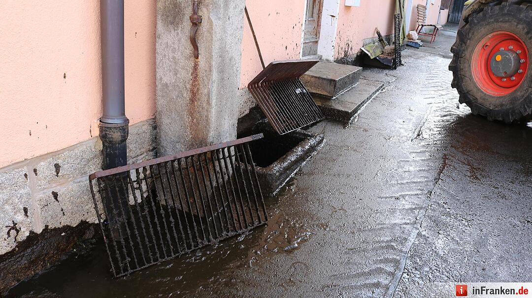 Mit 25.000 Liter Guelle beladener Lkw kippt um