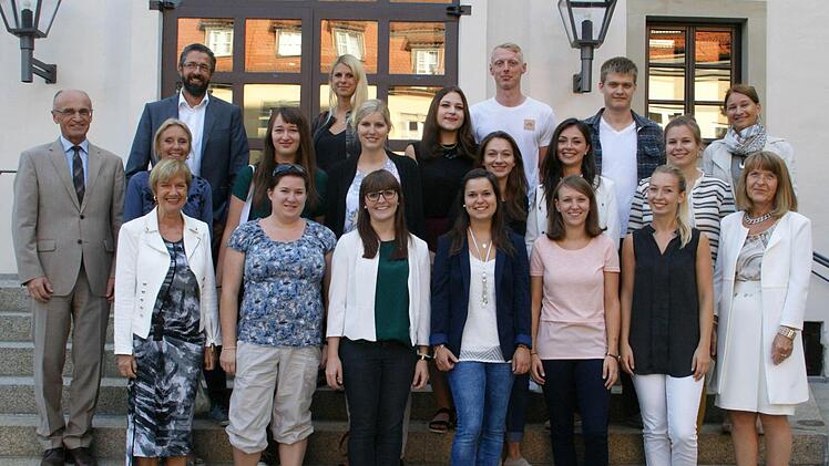 Für zwölf junge Frauen und zwei junge Männer begann gestern mit der Vereidigung ihre Zeit als Lehramtsanwärter an Grund- und Mittelschulen im Landkreis Haßberge. Unser Bild zeigt sie mit Landrat Wilhelm Schneider (links), Schulamtsdirektorin Ulrike Brech, Schulrätin Claudia Schmidt und Personalratsvorsitzendem Matthias Weinberger (ab Zweiter von links, von vorne nach hinten) sowie den beiden Seminarrektorinnen Pia Rückert und Edith Frank (rechts von vorne). Alexander Baum steht rechts oben.  ...