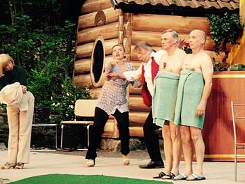 Turbulent geht es im "Kurhotel" auf der Heldritter Waldbühne zu. Am Samstag hatte das Stück Premiere. Fotos: Henning Schuster