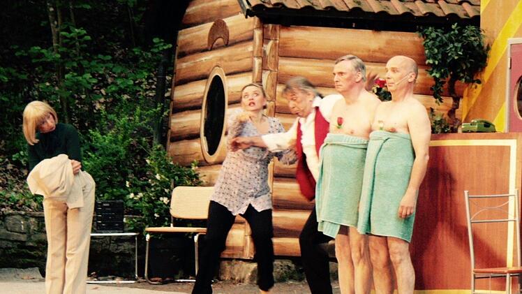 Turbulent geht es im "Kurhotel" auf der Heldritter Waldbühne zu. Am Samstag hatte das Stück Premiere. Fotos: Henning Schuster