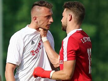 Derbyzeit in der Bayernliga: Der FSV Erlangen-Bruck um den Ex-Forchheimer Hayri Özdemir (linkes Bild, in weiß) gastiert heute um 18.30 Uhr bei der SpVgg Jahn Forchheim.  Foto: Sportfoto Zink