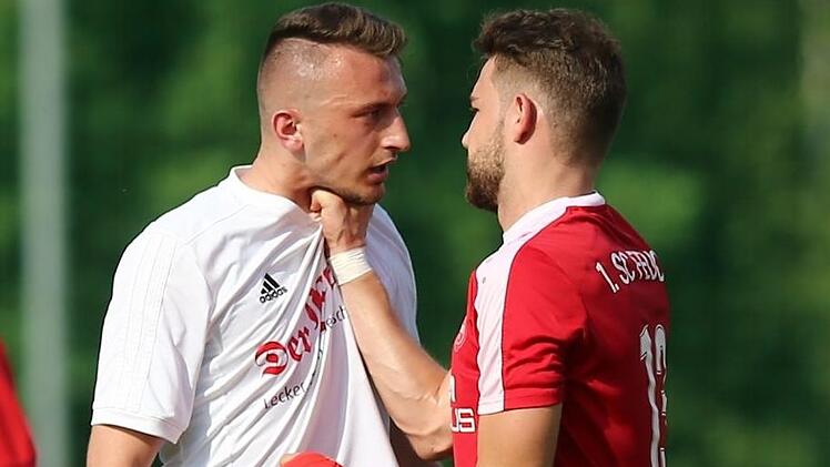 Derbyzeit in der Bayernliga: Der FSV Erlangen-Bruck um den Ex-Forchheimer Hayri Özdemir (linkes Bild, in weiß) gastiert heute um 18.30 Uhr bei der SpVgg Jahn Forchheim.  Foto: Sportfoto Zink