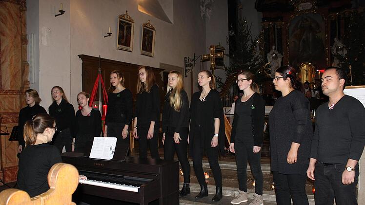 Mit John Lennons "Happy Xmas" begeisterte der Zeiler Jugendchor "Kapala Red" unter Leitung von Anja Jäger.Christiane Reuther