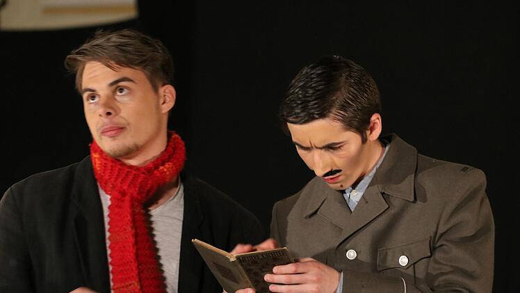 Politische Parabel: Das Franz-Miltenberger-Gymnasium inszenierte "Arturo Ui" von Bertolt Brecht. Der aufhaltsame Aufstieg eines Gangsterbosses in Chicago zeigt, wie Macht Menschen manipuliert. Foto: Sebastian Schmitt