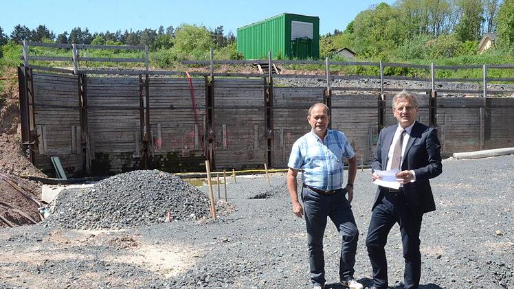 Von der B 85 kommend stellt sich das Bauproblem an der Bahnunterführung Maxschachtstraße in Stockheim erst nach der sanierten Unterführung. Hier an dem Hang kommt unaufhaltsam Schichtenwasser und das könnte eine neue Asphaltierung instabil machen und zu Setzungen der Straße kommen. Dafür will die Straßenbaufirma nicht haften.K.-H. Hofmann