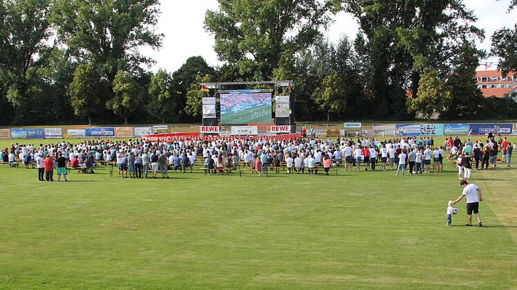 Rund 800 Besucher sahen das Spiel im FC-Stadion.