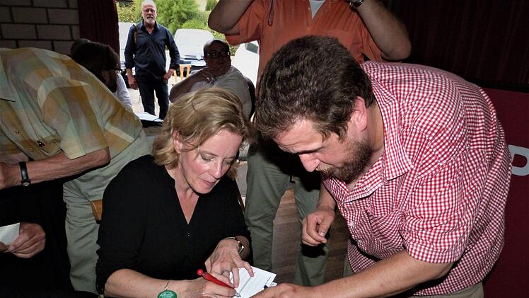 Natascha Kohnen musste auch Autogramme geben. Foto: Werner Reißaus