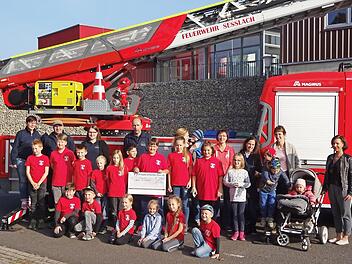200 Euro gingen an den Feuerwehr-Nachwuchs. Fotos: Bettina Knauth