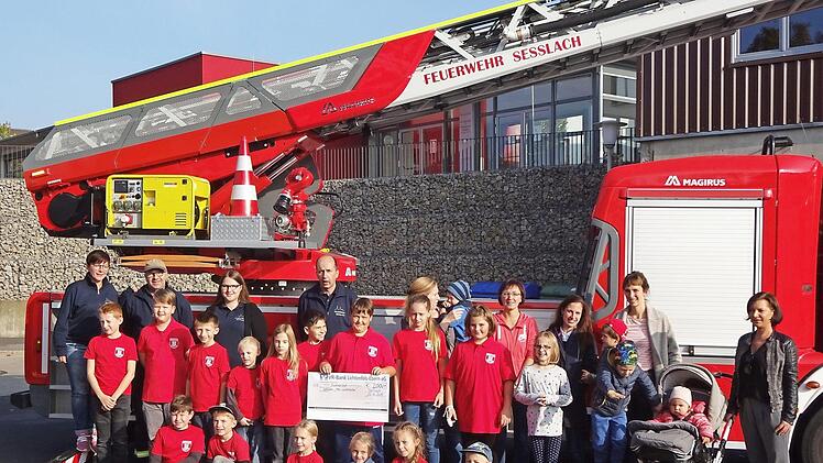 200 Euro gingen an den Feuerwehr-Nachwuchs. Fotos: Bettina Knauth