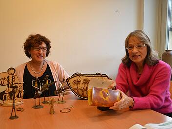 Um Kaya und Sainte Luce kümmert sich im Herzogenauracher Rathaus Rosa Abel (links, mit Zweiter Bürgermeisterin Renate Schroff) Foto: Bernhard Panzer (Archiv)