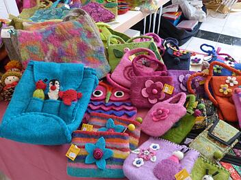 Die Waren der Nepalhilfe Kulmbach sind ab heute auf dem Weihnachtsmarkt in der Dr.-Stammberger-Halle zu haben.privat