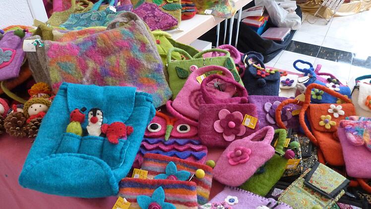 Die Waren der Nepalhilfe Kulmbach sind ab heute auf dem Weihnachtsmarkt in der Dr.-Stammberger-Halle zu haben.privat