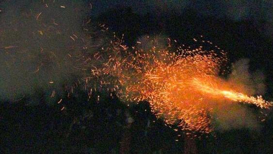 Gerade beim Nachschießen kam das Mündungsfeuer der Böller besonders gut zur Geltung. Fotos: Josef Hofbauer