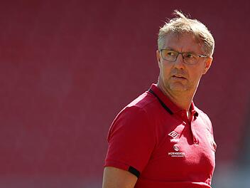 Die Miene von Nürnbergs Trainer Damir Canadi spricht Bände: Der FCN belegt nach sieben Spieltagen lediglich den 12. Tabellenplatz der 2. Bundesliga - zu wenig für die Ansprüche des Clubs. Foto: Daniel Karmann/dpa