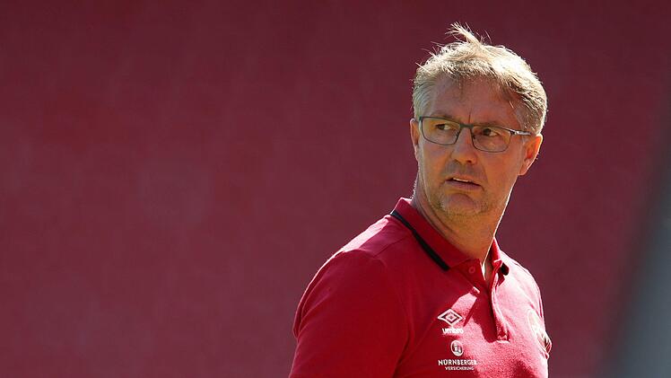 Die Miene von Nürnbergs Trainer Damir Canadi spricht Bände: Der FCN belegt nach sieben Spieltagen lediglich den 12. Tabellenplatz der 2. Bundesliga - zu wenig für die Ansprüche des Clubs. Foto: Daniel Karmann/dpa