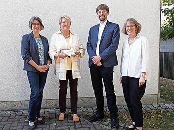 Eine glückliche Ute Geisler (2. v. li.) umrahmt von Harriet Eisentraut (li.), Pfarrer Gundolf Beck, Pfarrerin Tanja Vincent (re.)