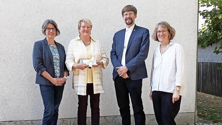 Eine glückliche Ute Geisler (2. v. li.) umrahmt von Harriet Eisentraut (li.), Pfarrer Gundolf Beck, Pfarrerin Tanja Vincent (re.)