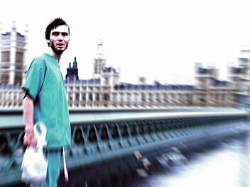 Der junge Fahrradkurier Jim (Cillian Murphy) im menschenleeren London. Es herrscht Totenstille.