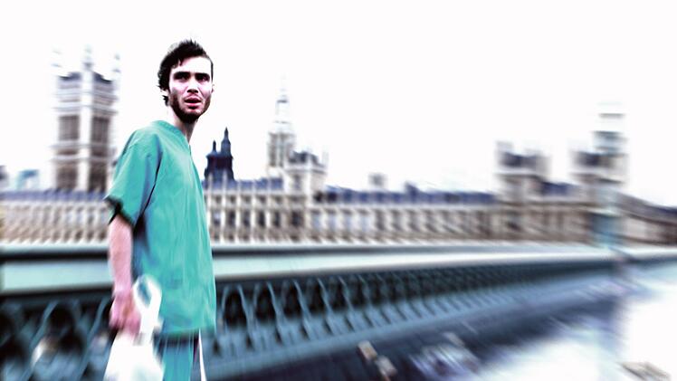 Der junge Fahrradkurier Jim (Cillian Murphy) im menschenleeren London. Es herrscht Totenstille.