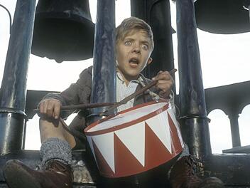 Oskar (David Bennent) trommelt, was das Zeug h&auml;lt.